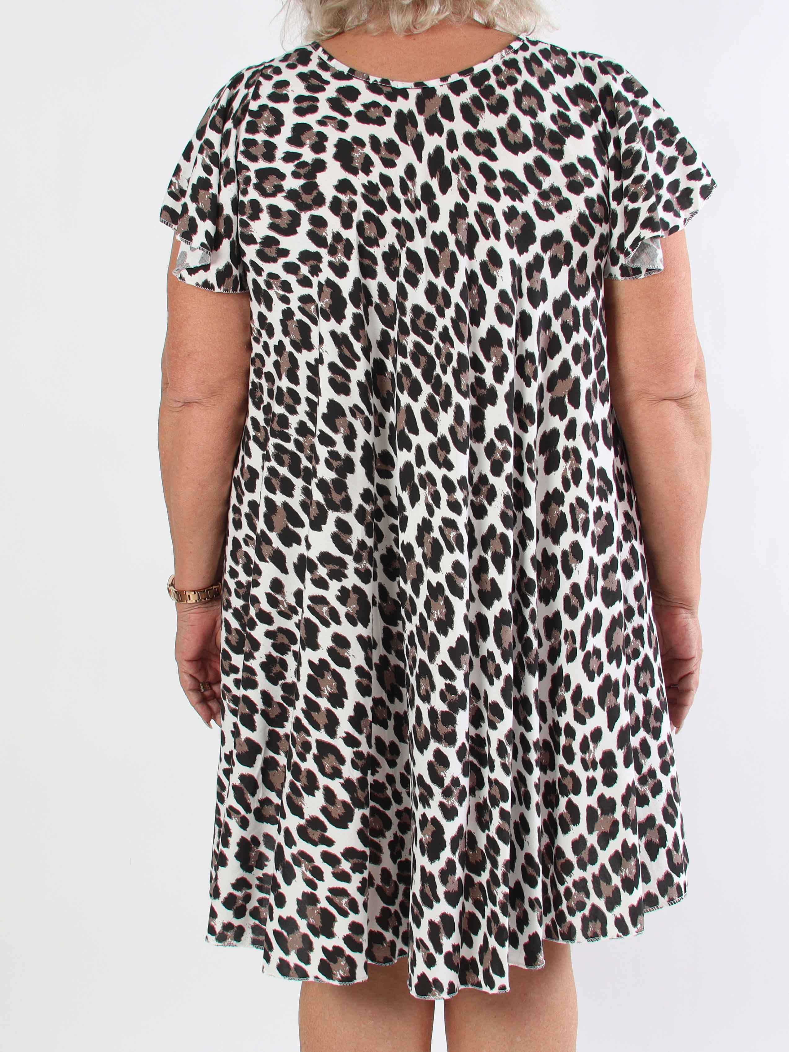 Chione - Sød plus size kjole i a facon med leopardprint